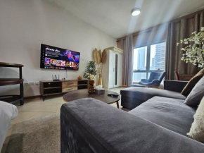 Stunning Apartment, Partial Sea View, Canal Marina View, 5 min walk To JBR Beach and METRO